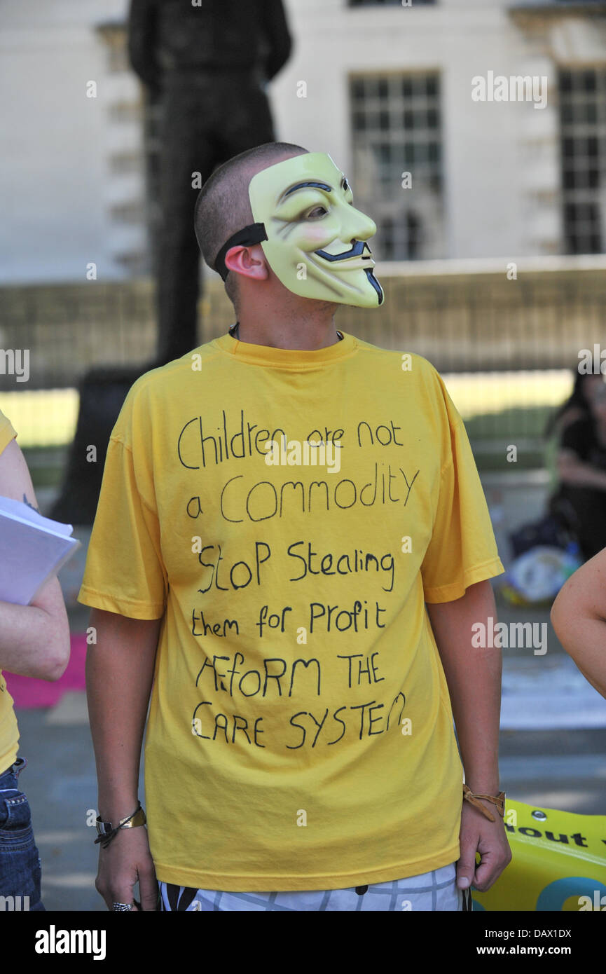 Whitehall, London, UK. 19. Juli 2013. Ein Mann trägt eine Maske und ein T-shirt mit Slogans auf ihn geschrieben, während die S.C.O.T. UK-Protest vor Downing Street gegen soziale Dienste und die Fragen der Kinder Inobhutnahme gegen den Willen der Eltern gebracht werden. Bildnachweis: Matthew Chattle/Alamy Live-Nachrichten Stockfoto