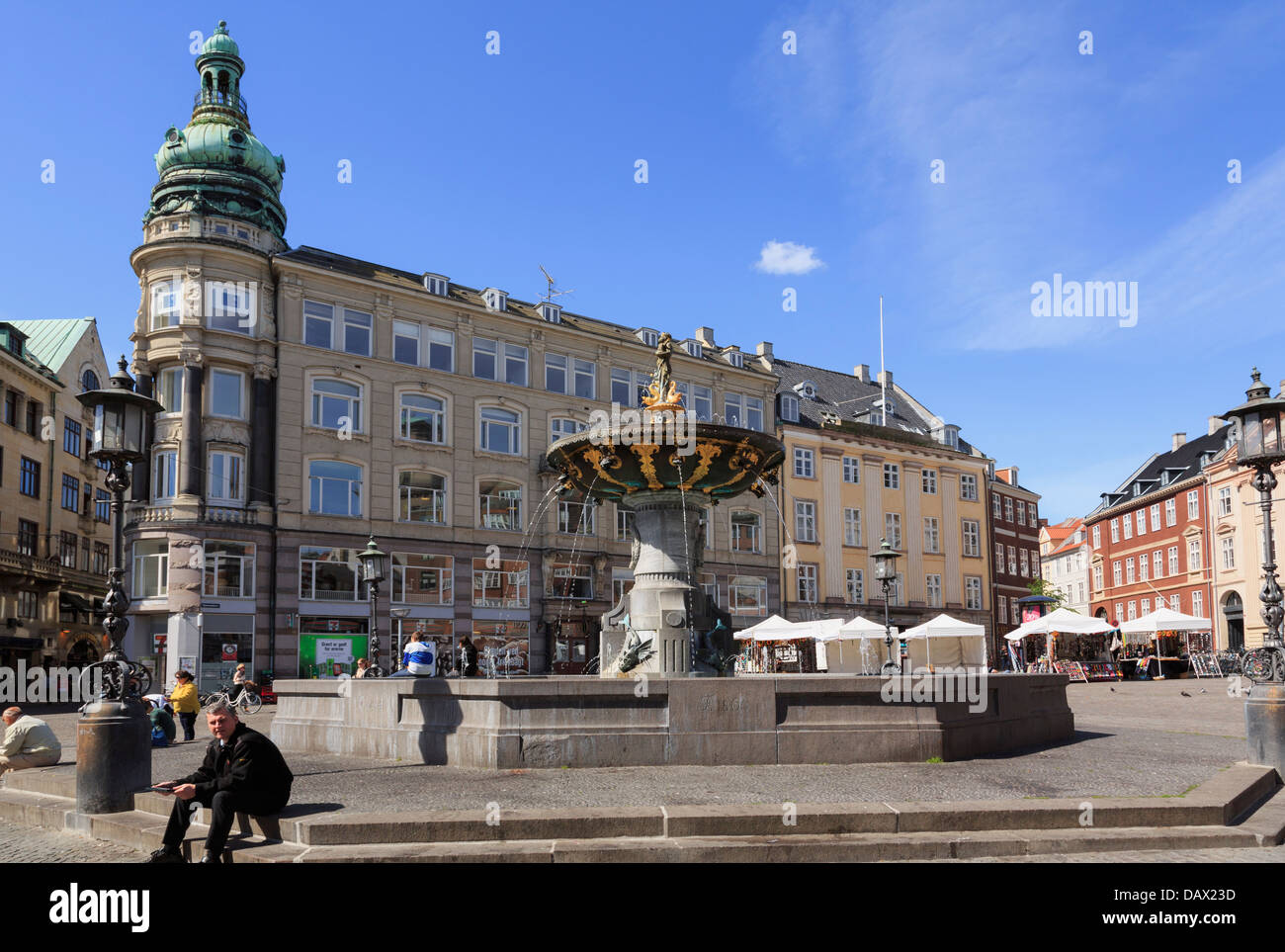 Neoklassizistischen Gebäude aus dem 18. Jahrhundert und Caritas-Brunnen im Gammeltorv (Altstadt) im Zentrum von Kopenhagen, Seeland, Dänemark Stockfoto