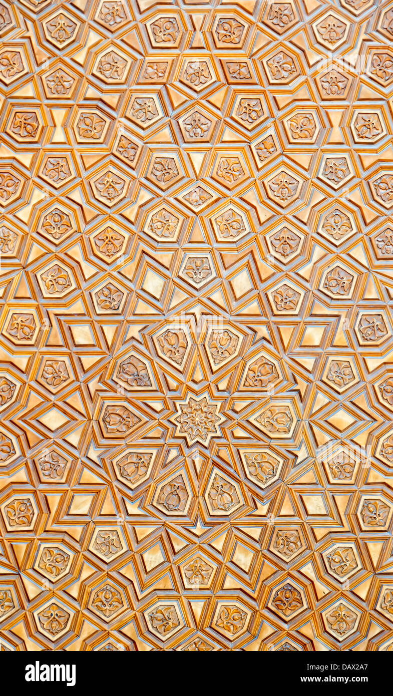 Ein künstlerisch geschnitzten Muster in Holz mit islamischen arabischen Charakter. Stockfoto