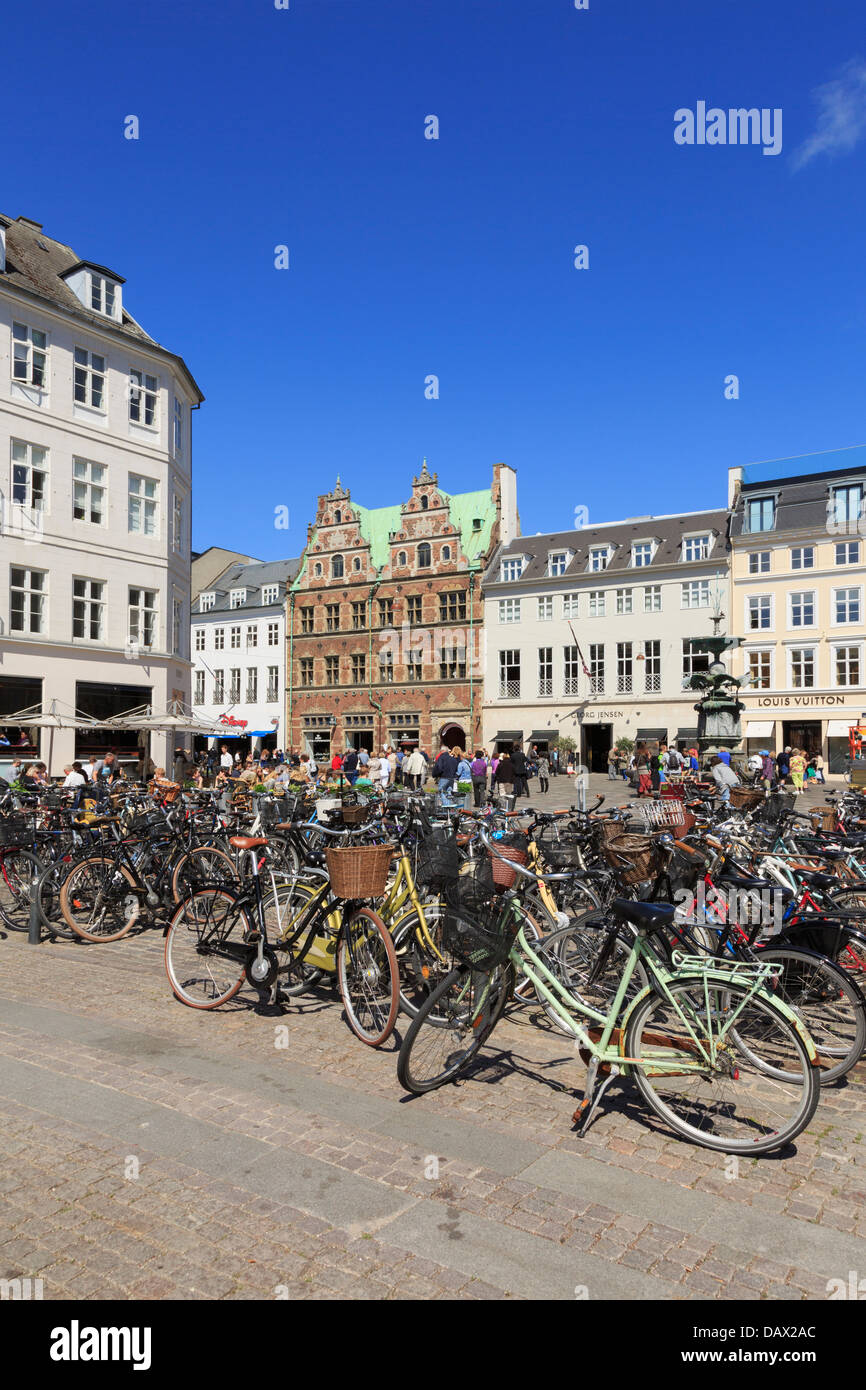 Fahrräder in Højbro Plads mit alten Amagertorv Quadrat außerhalb geparkt. Kopenhagen, Seeland, Dänemark, Scandinavia Stockfoto