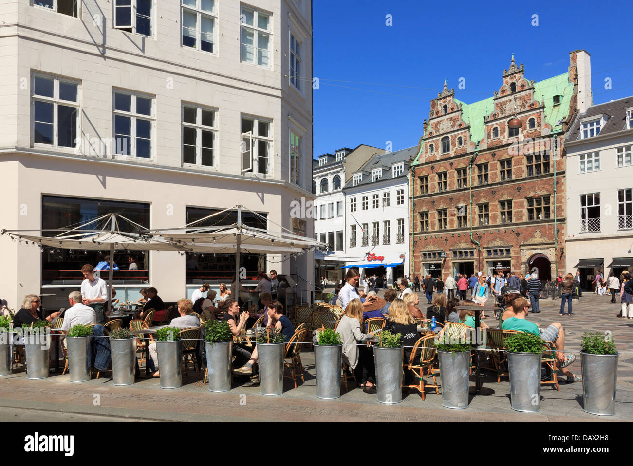 Café im Freien auf dem alten Amagertorv Platz, in dem die Gäste speisen können. Amager Torv, Kopenhagen, Neuseeland, Dänemark, Skandinavien Stockfoto