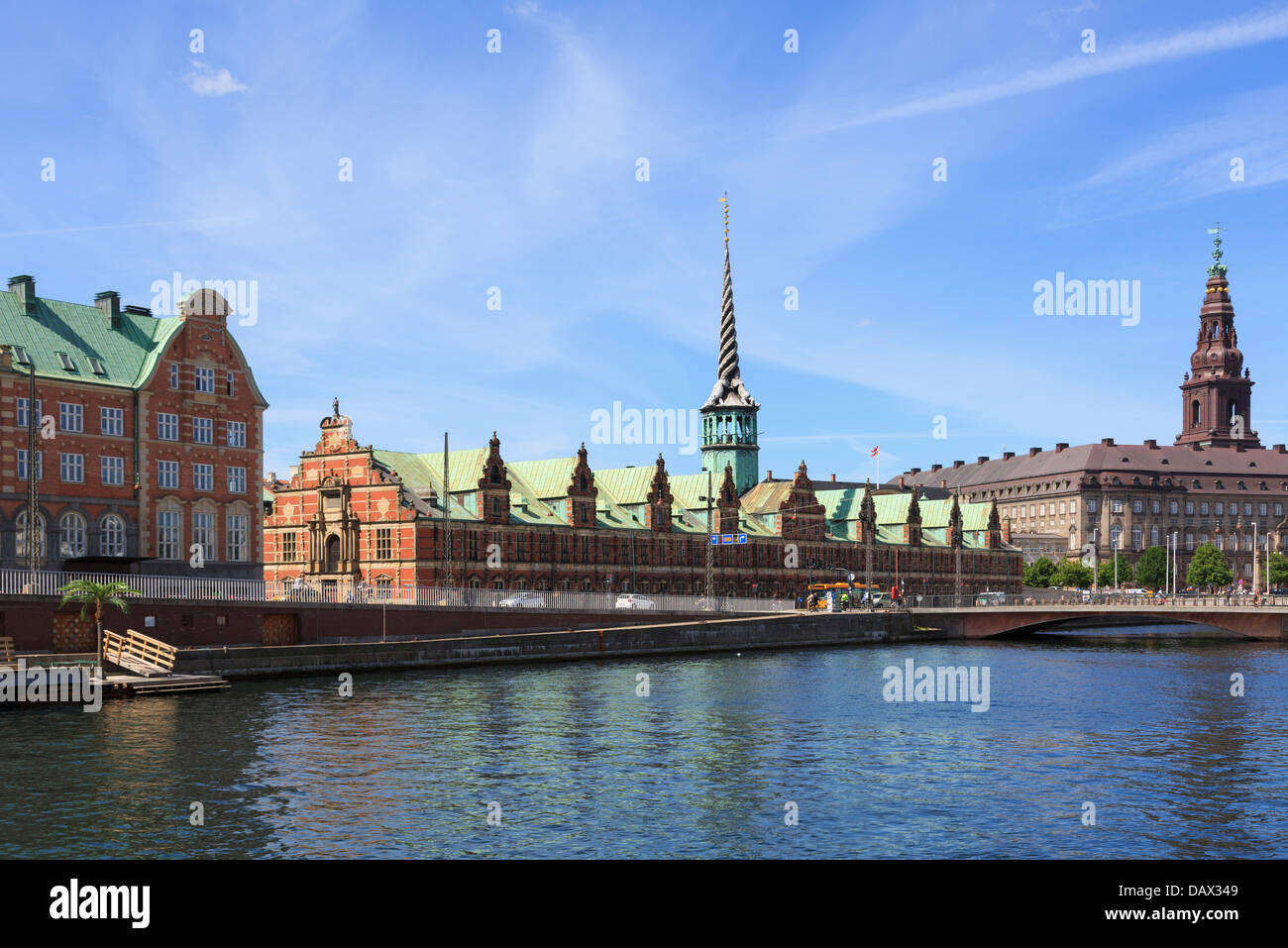 Blick über Wasser zu Kopenhagen alte Börse Gebäude Börsenzeitung und Christiansborg Palast auf der Insel Slotsholmen Kopenhagen Dänemark Stockfoto