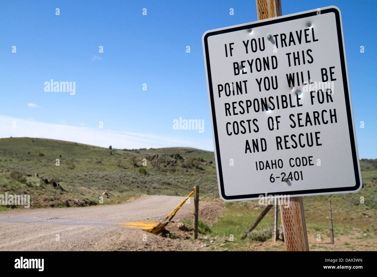 Straße unterschreiben Warnung der Suche und Rettung Kosten für Reisen auf unbebauten Straße im Owyhee County, Idaho, USA. Stockfoto