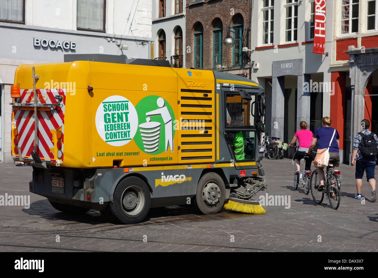 Kehrmaschine / Straße Reiniger Reinigung der Straßen in der Innenstadt von Gent, Belgien Stockfoto