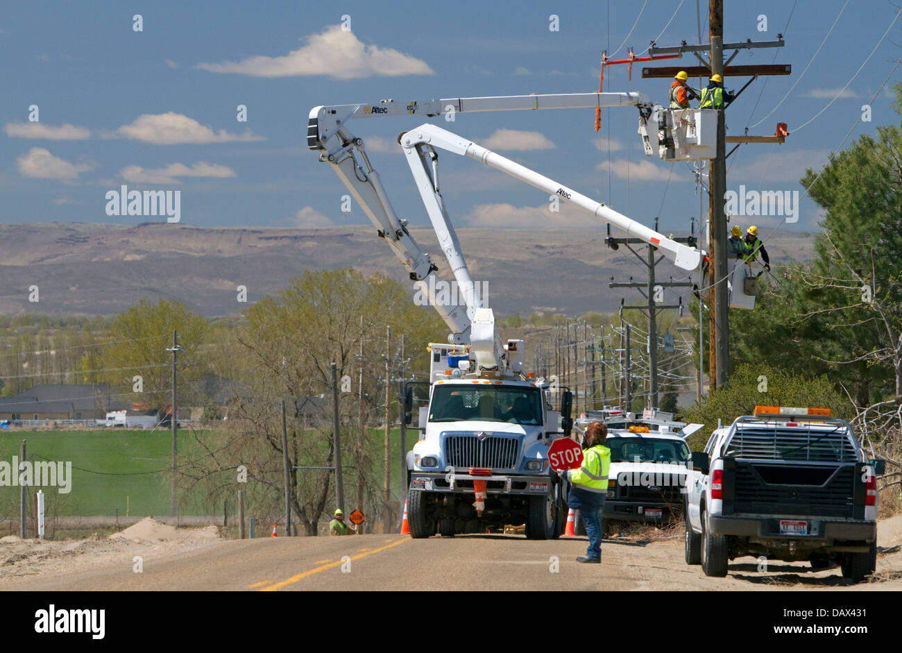 Idaho Power Installation von elektrischen Leitungen mit Cherry Pickers in der Nähe von Boise, Idaho, USA. Stockfoto