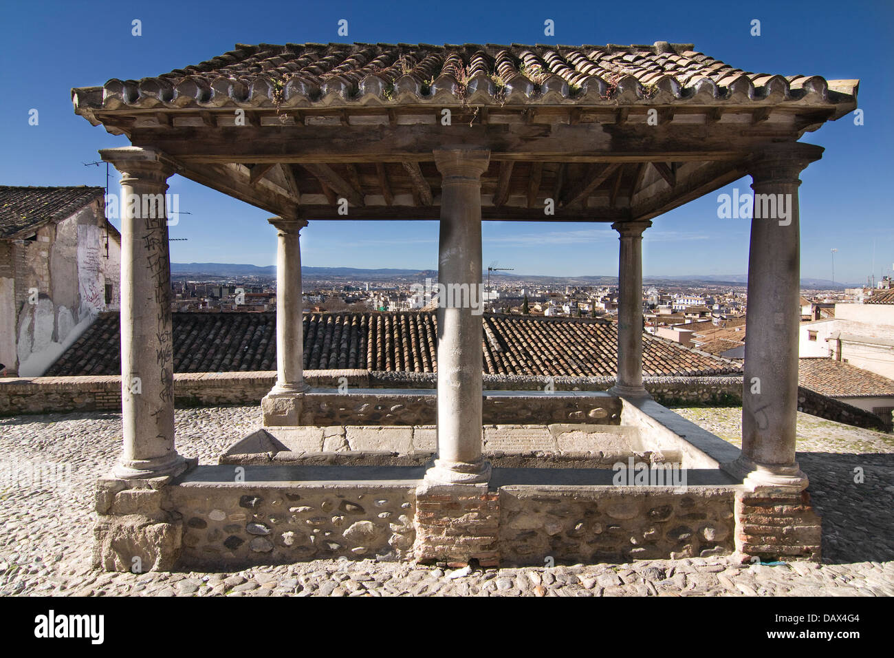 Antike Wäsche (Lavadero del Sol) und Ansicht in Realejo, das alte jüdische Viertel von Granada, Spanien, Europa. Stockfoto