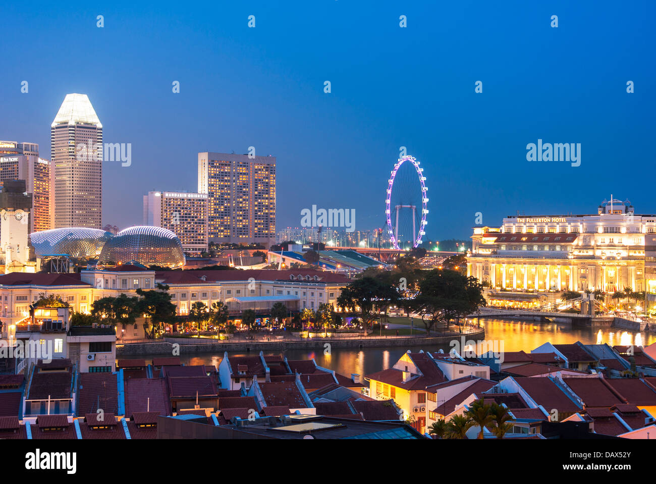 Skyline von Singapur mit Singapore Flyer Stockfoto