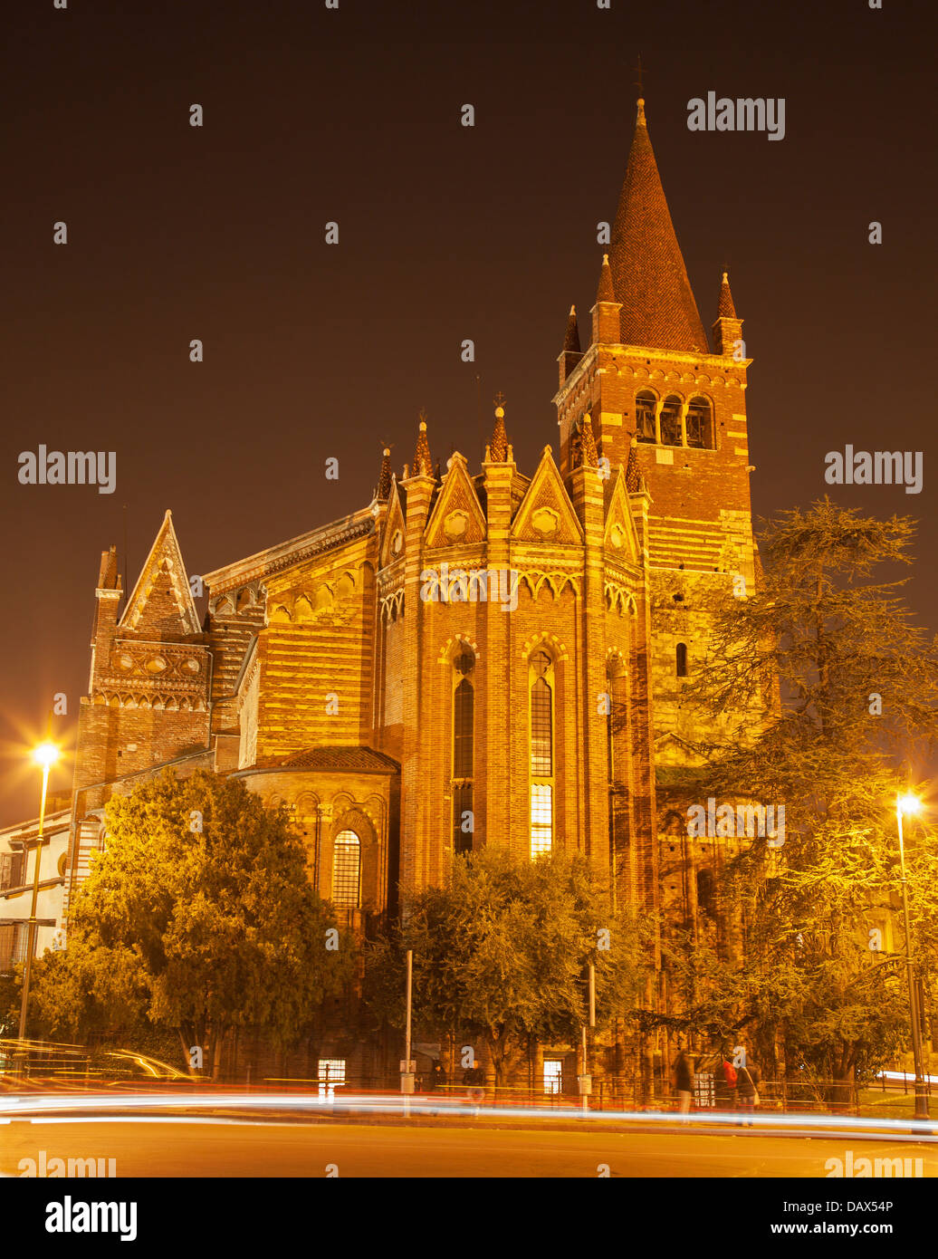 Verona - Kirche San Fermo Maggiore in der Nacht Stockfoto