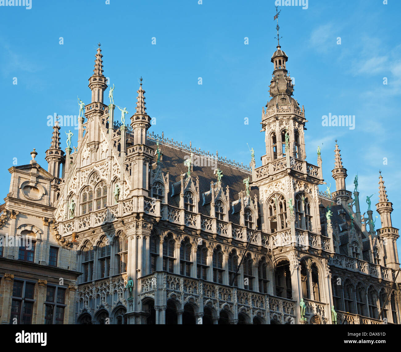 Brüssel - die Fassade und Türme des Grand Palace vom Hauptplatz im Abendlicht. Grote Markt. Stockfoto