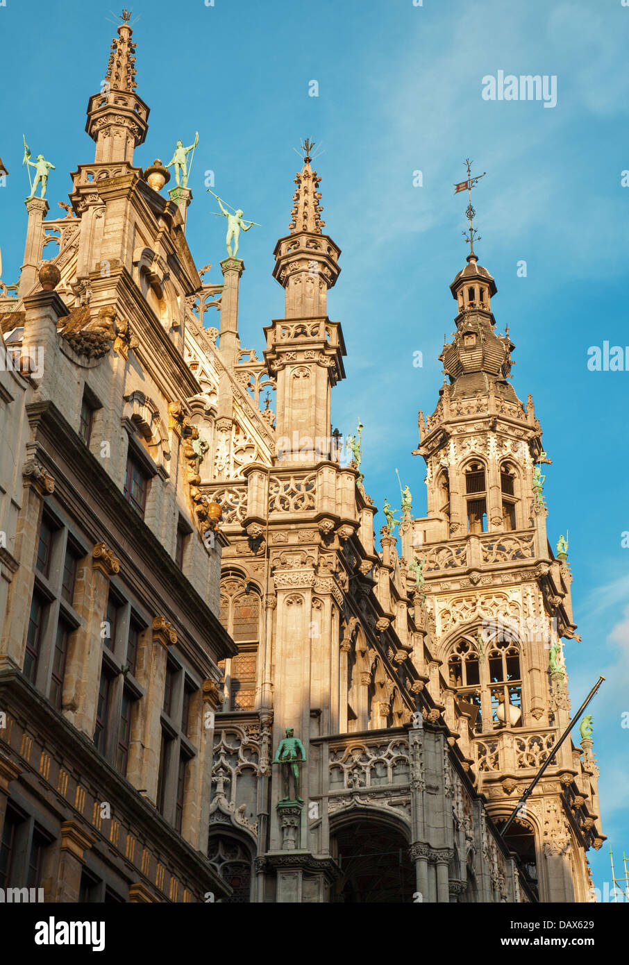 Brüssel - die Fassade und Türme des Grand Palace vom Hauptplatz im Abendlicht. Grote Markt. Stockfoto