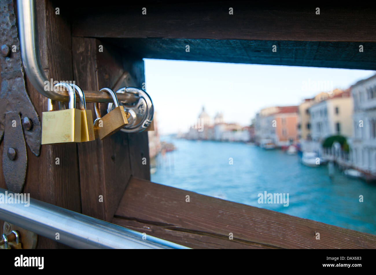 Ungewöhnliche Sicht auf Venedig Italien lieben Schließfächer auf Accademia-Brücke Stockfoto