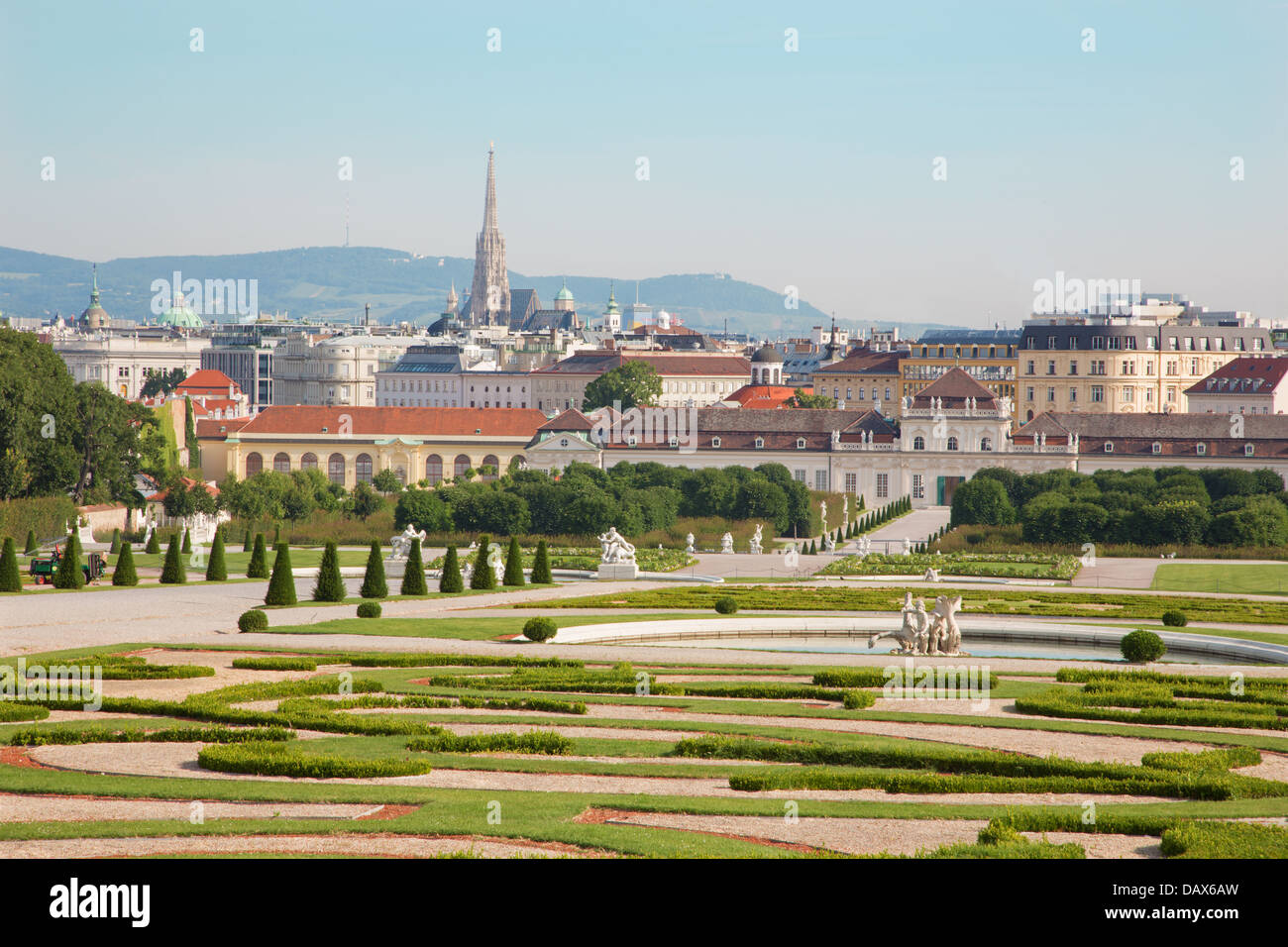 Wien - Gärten des Schlosses Belvedere Morgen und die Stadt Stockfoto