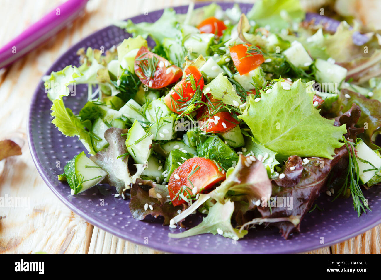 Salat mit Kopfsalat und Gurken Essen Nahaufnahme Stockfoto