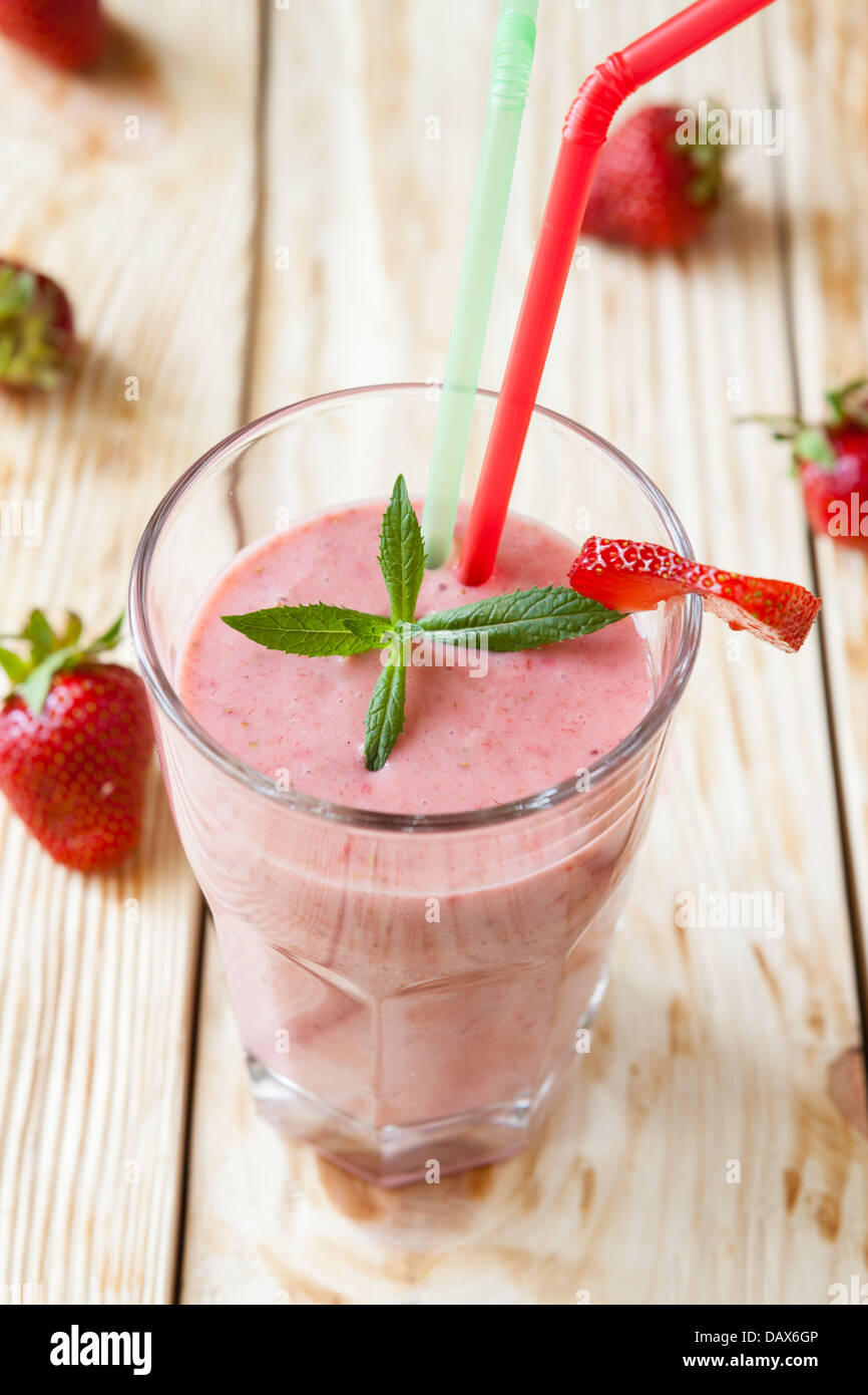 Erdbeer Smoothie mit Milch, Nahaufnahme Stockfoto