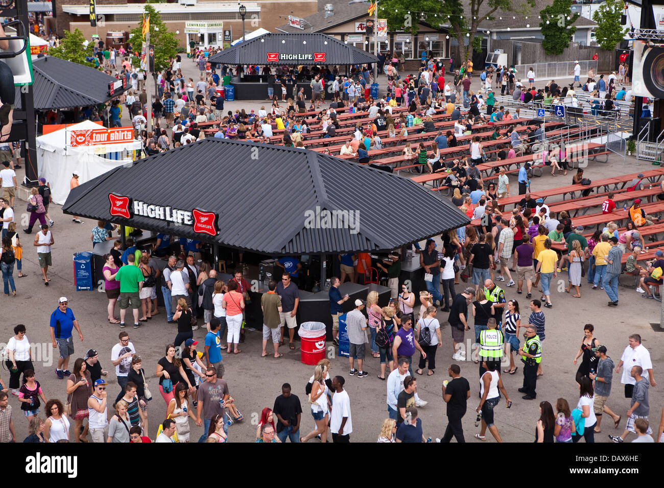 Miller High Life Logo sieht man in einer Bar auf der Henry W. Maier Festival Park (Summerfest Grounds) in Milwaukee Stockfoto