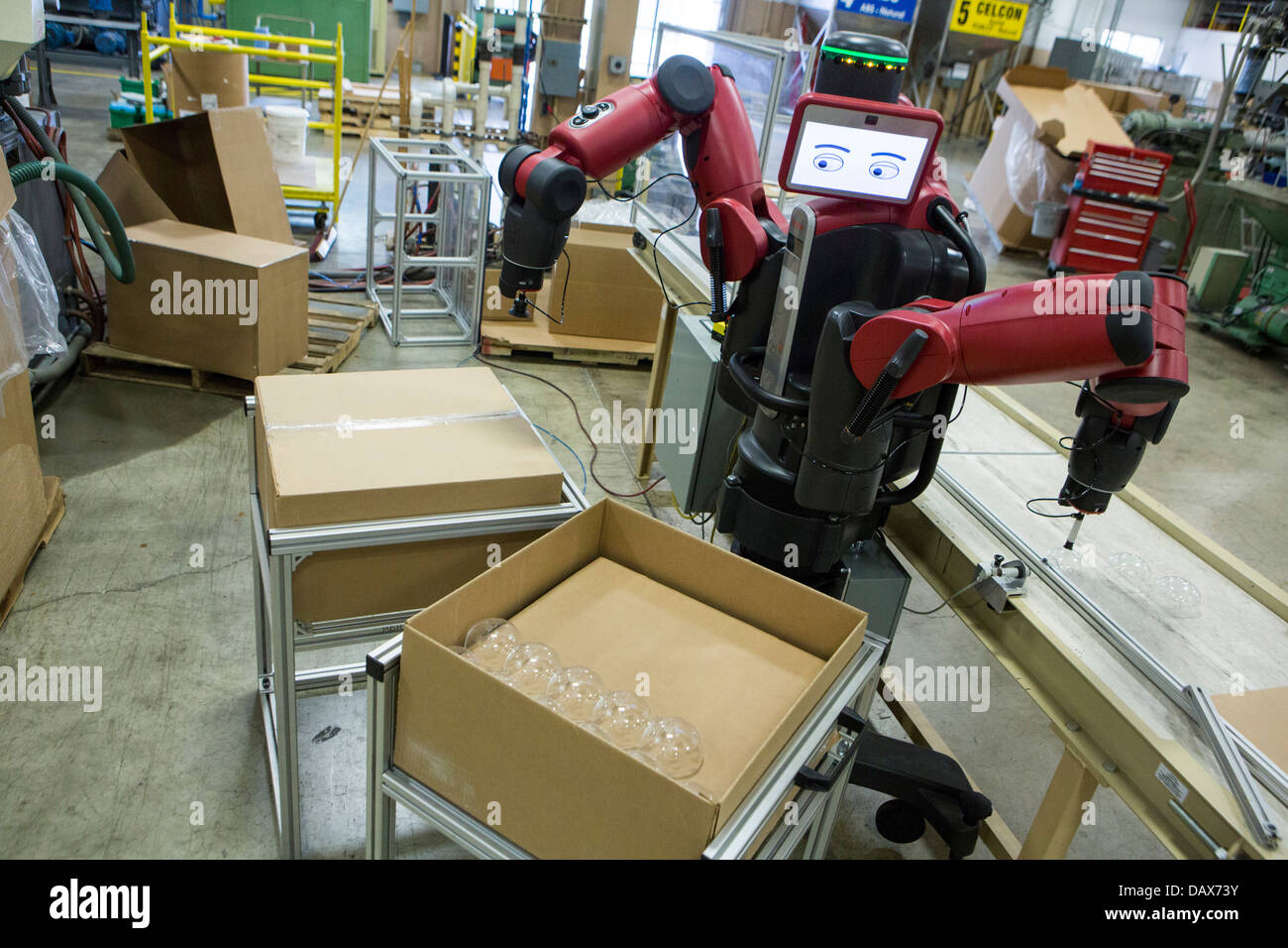 Baxter der Roboter von Rethink Robotics werkseitig Kunststoffspritzerei Rodon Gruppe gemacht. Stockfoto