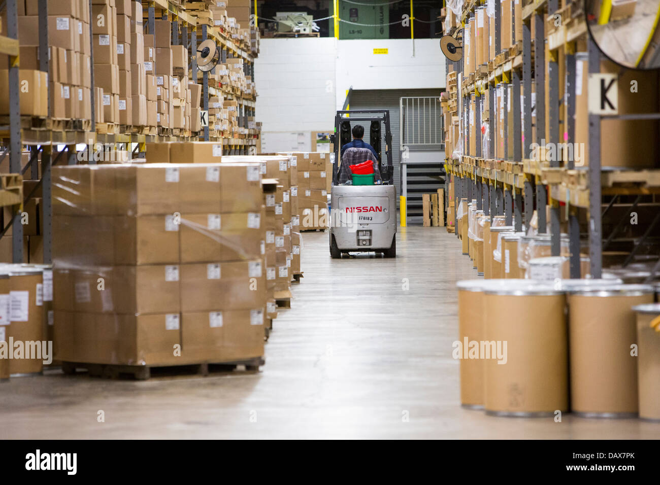 Eine Industriehalle voller Kartons auf Regale. Stockfoto