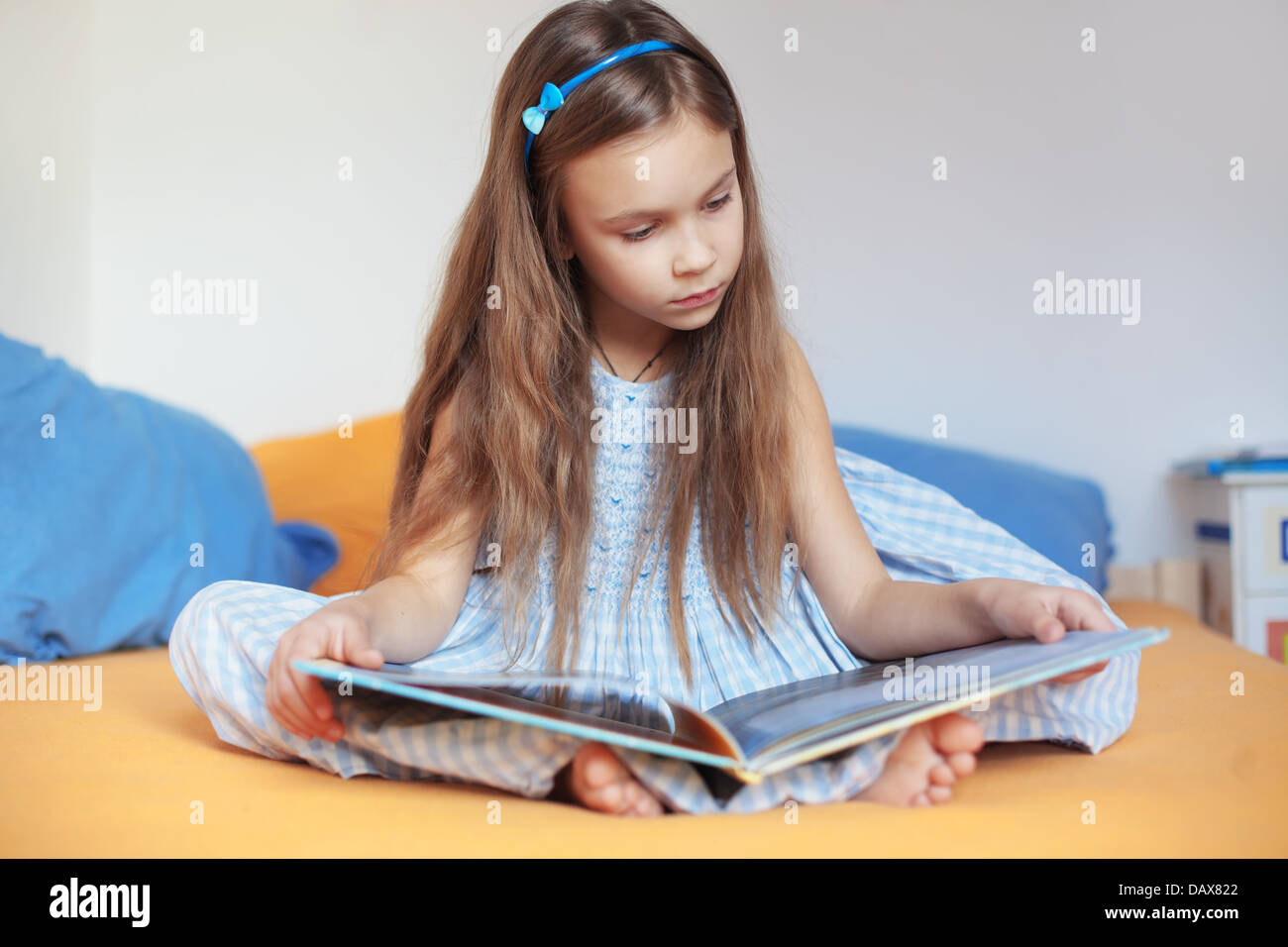 Kind ein Buch zu lesen Stockfoto