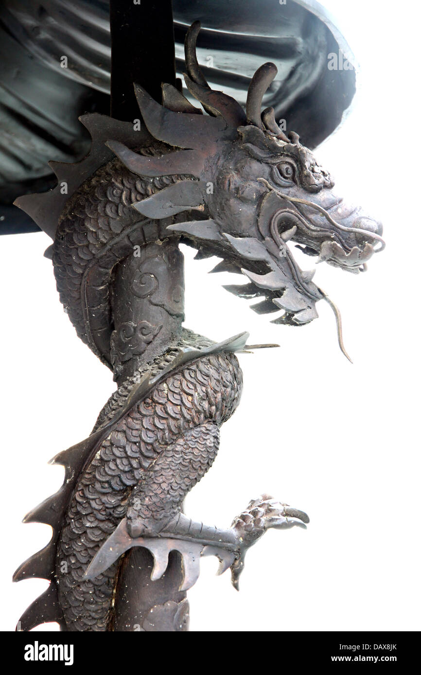 Die schwarzen Drachen Statuen im chinesischen Tempel auf weißem Hintergrund. Stockfoto