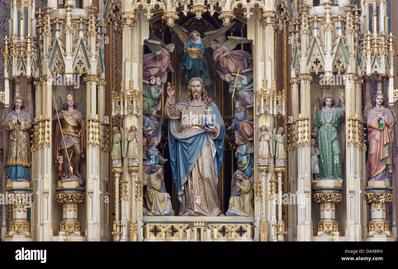 Wien - Juli 3: Jesus Christus als König der Welt-Statue aus Holz wichtigsten Neo gotischen Altar in der Augustinerkirche Stockfoto