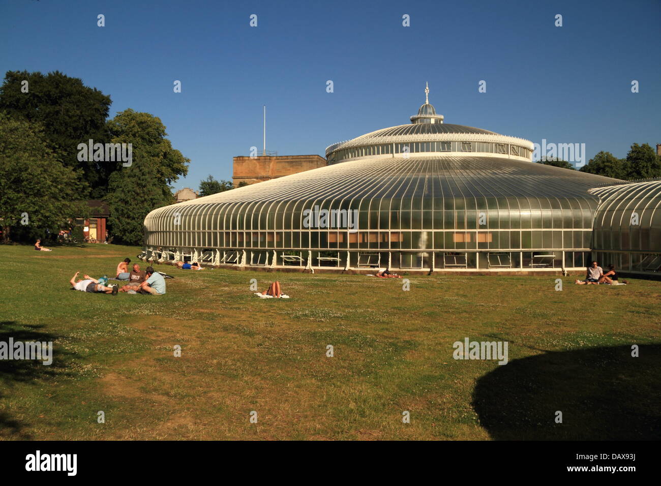 Ein paar Leute zum Sonnenbaden in der heißen Mittagssonne. Botanische Gärten, Glasgow, Schottland, Großbritannien. 19. Juli 2013. Stockfoto