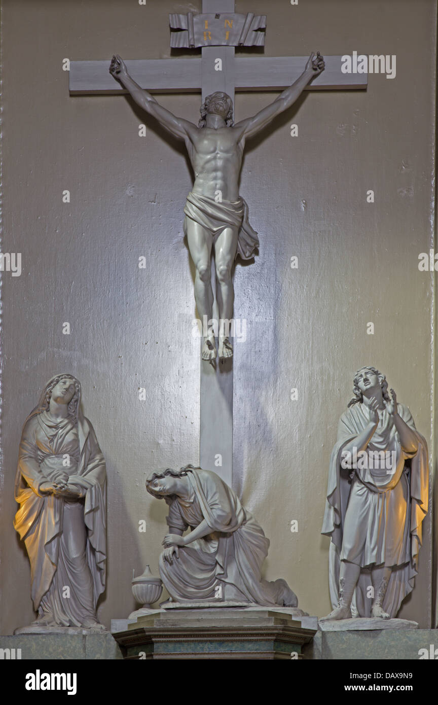 Wien - Juli 3: Jesus am Kreuz mit hl. Maria und Johannes in der Michaelerkirche oder st. Michael-Kirche am 3. Juli 2013 Vienna. Stockfoto Wien - Juli 3: Jesus am Kreuz mit hl. Maria und Johannes in der Michaelerkirche oder st. Michael-Kirche am 3. Juli 2013 Vienna. Stockfoto