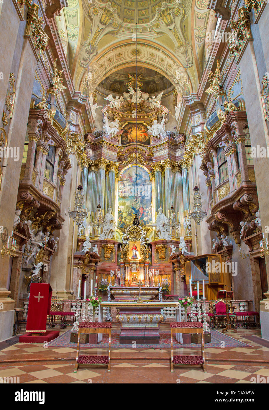 Wien - Juli 3: Presbyterium und Hauptaltar der barocken st. Peter Kirche oder Peterskirche Stockfoto