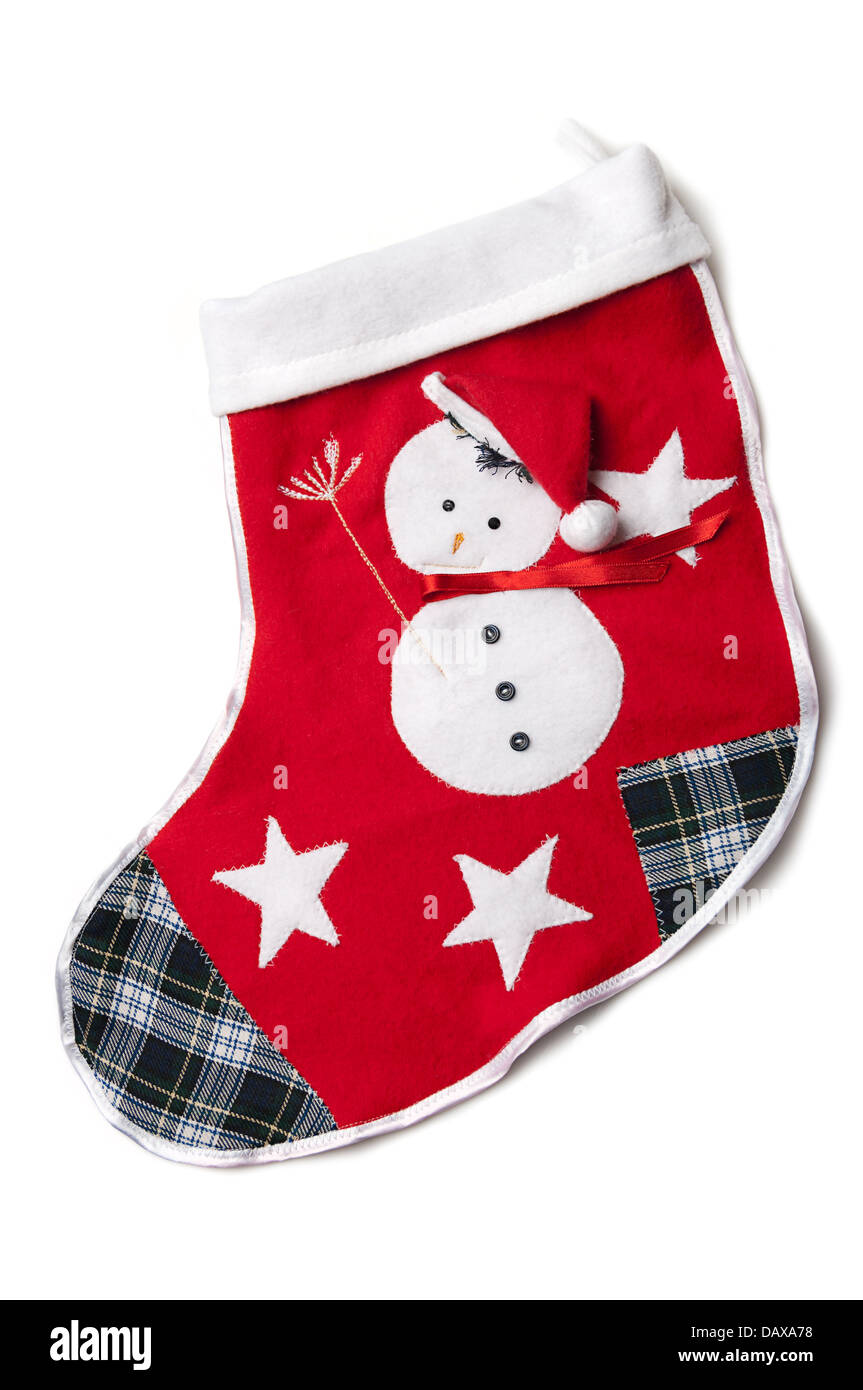 Hausgemachte Weihnachtssocke mit einem Schneemann mit Stich Besen, Mütze, Schal, Knopfaugen, Patches und Sternen auf rotem Grund. Stockfoto