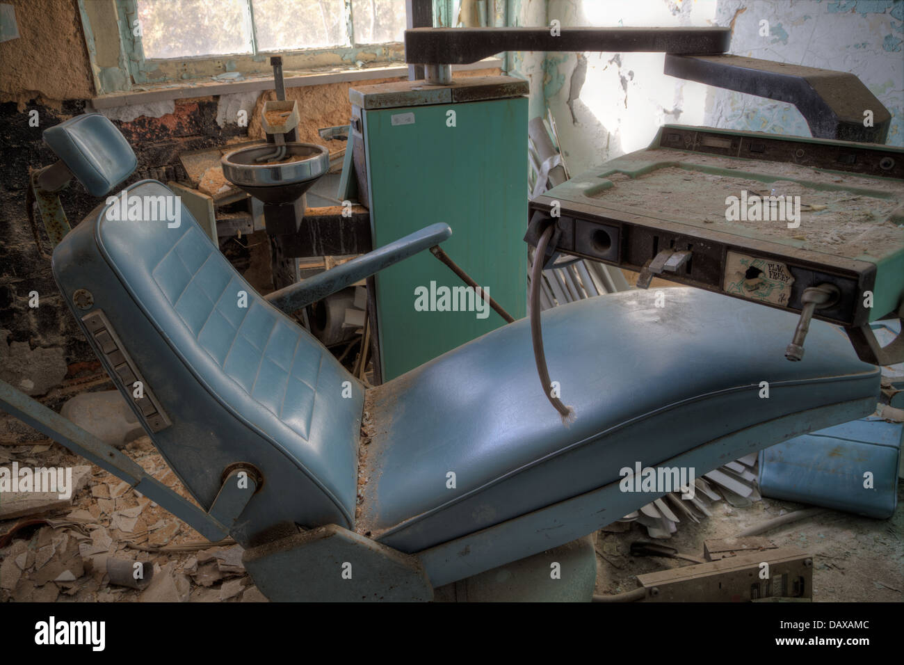 URBEX - Broken Zahnarztstuhl in einem verlassenen Krankenhaus in leichte HDR-Verarbeitung Stockfoto