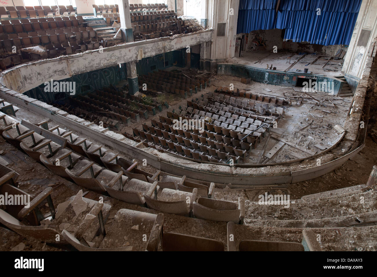 URBEX - verlassene Theater begonnen hat, werden Schrott für das Metall in den Stühlen, in leichte HDR-Verarbeitung Stockfoto
