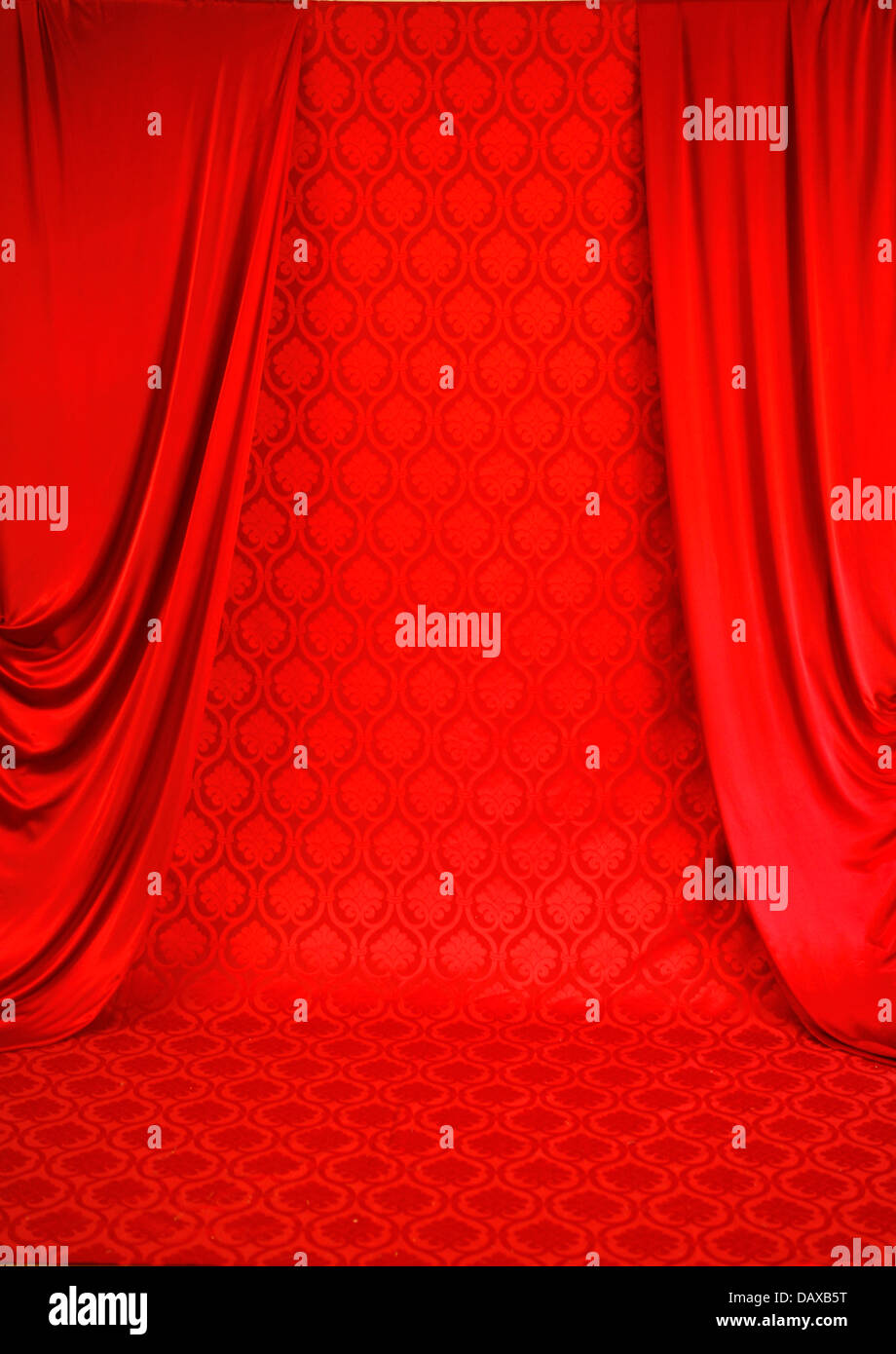 rote Stoffe als Hintergrund eingerichtet; Vorhänge Stockfoto