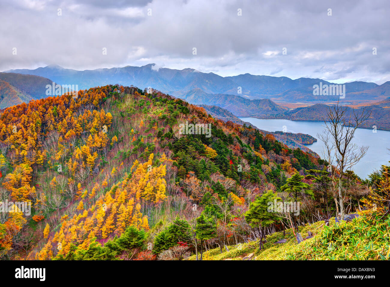 Berge und See Chuzenji in Nikko, Japan. Stockfoto