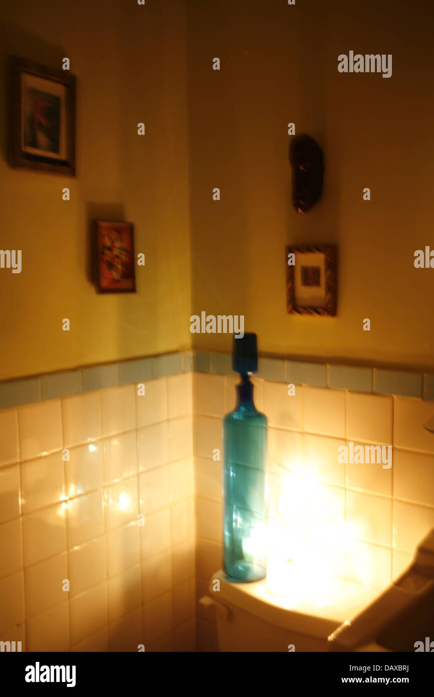 unheimlich leuchtende Innenaufnahme des Badezimmers Stockfoto