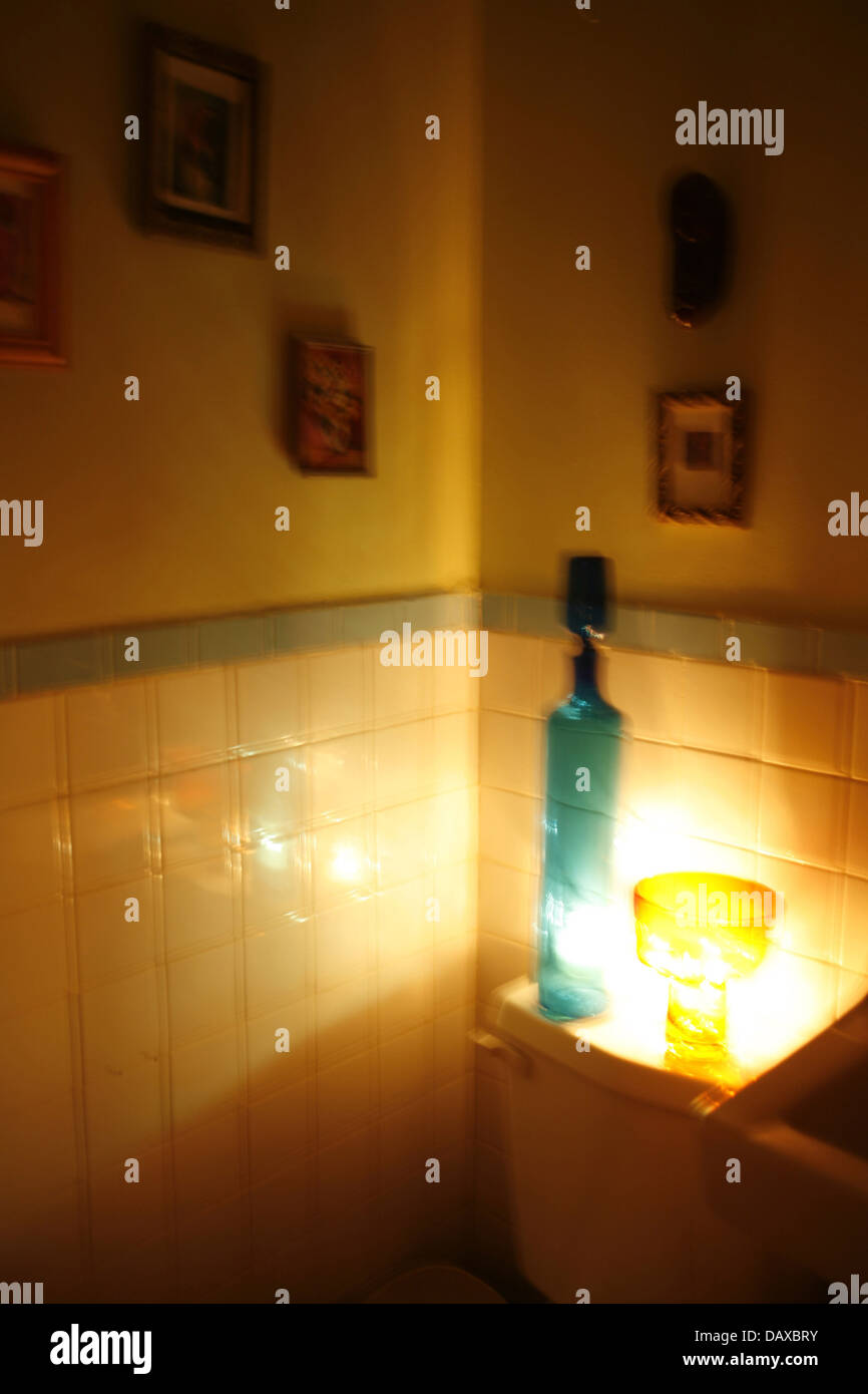 unheimlich leuchtende Innenaufnahme des Badezimmers Stockfoto