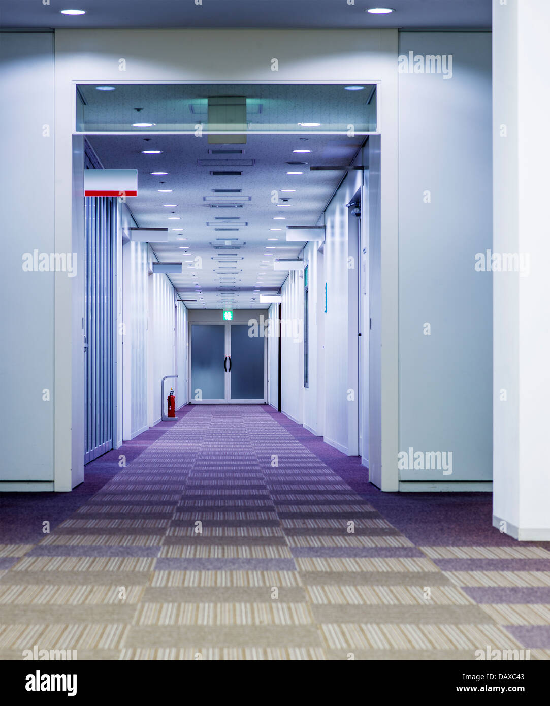 Flur in einem Bürogebäude. Stockfoto