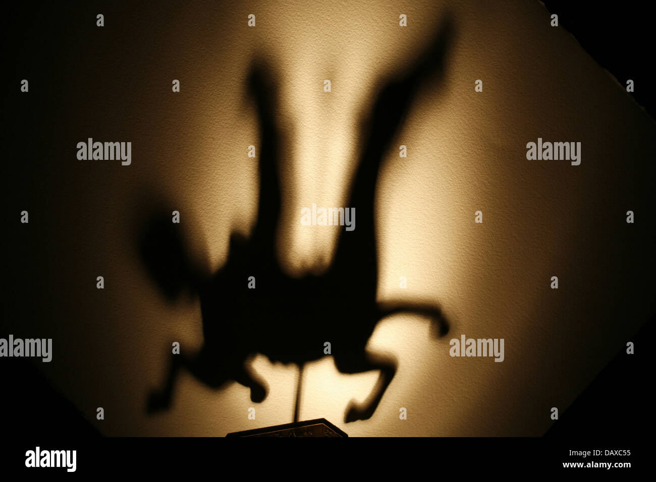 Schatten des jungen auf einem Karussell-Pferd Stockfoto