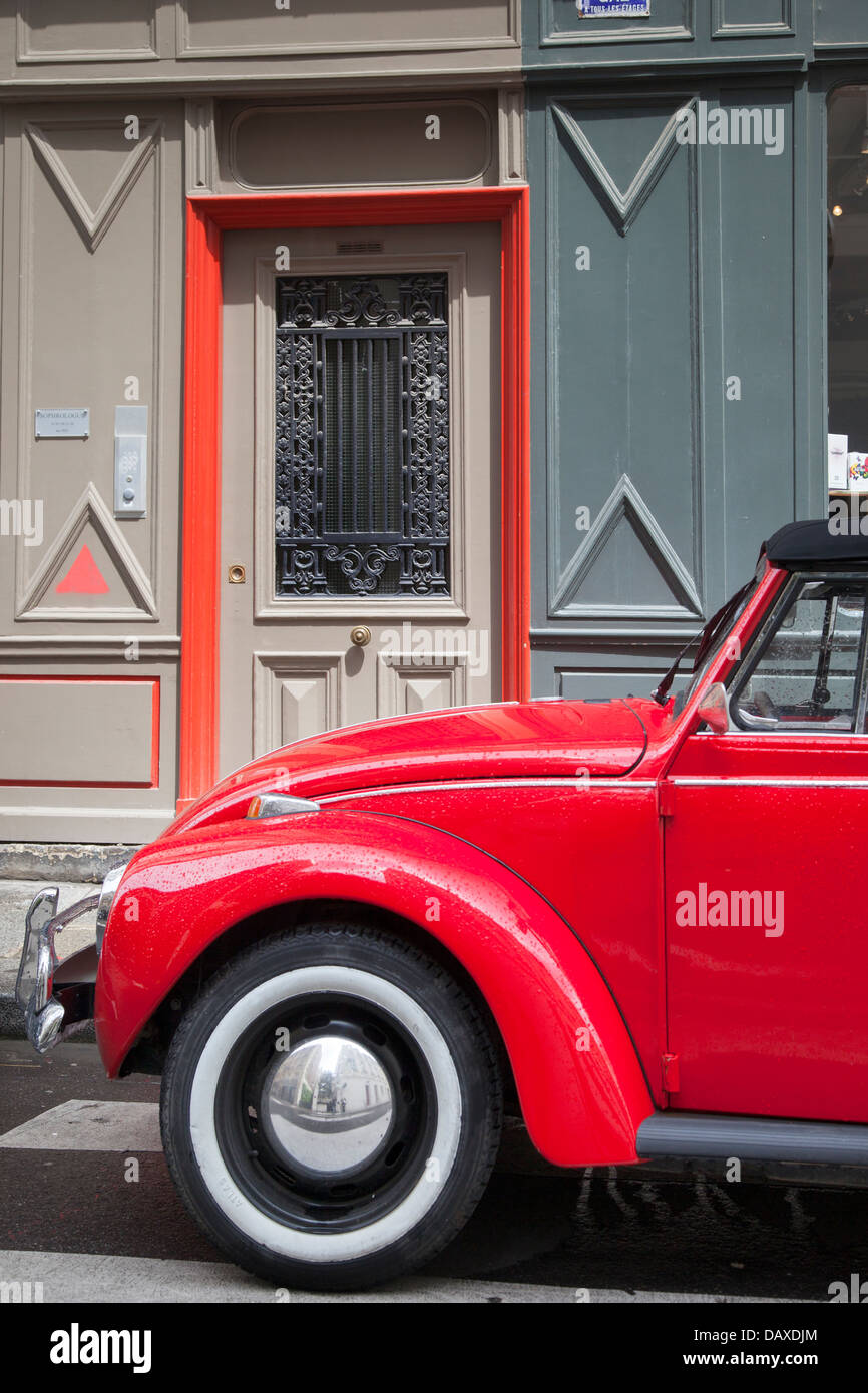 Roten VW Käfer parkte vor Sendung Shop im Marais, Paris Frankreich Stockfoto