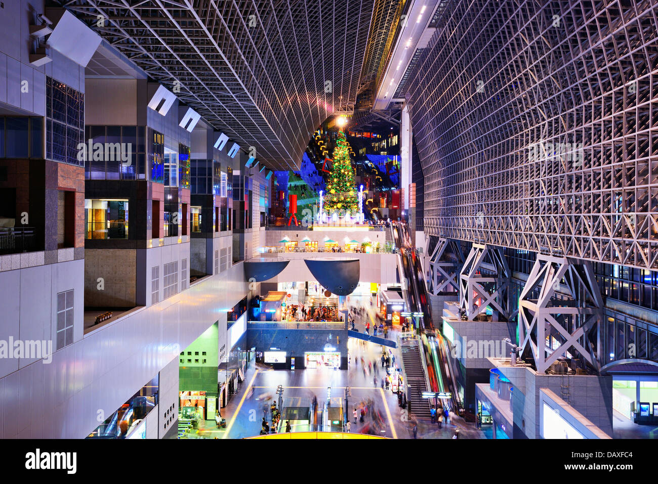 KYOTO - 21 NOVEMBER: Kyoto Station Haupthalle 21. November 2012 in Kyoto, JP. Es ist Japans zweitgrößter Bahnhof Gebäude. Stockfoto