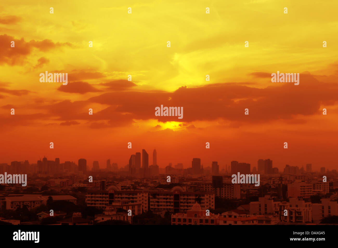 Blick auf den Sonnenuntergang Reihenhaus an der Stadt von Bangkok Stockfoto