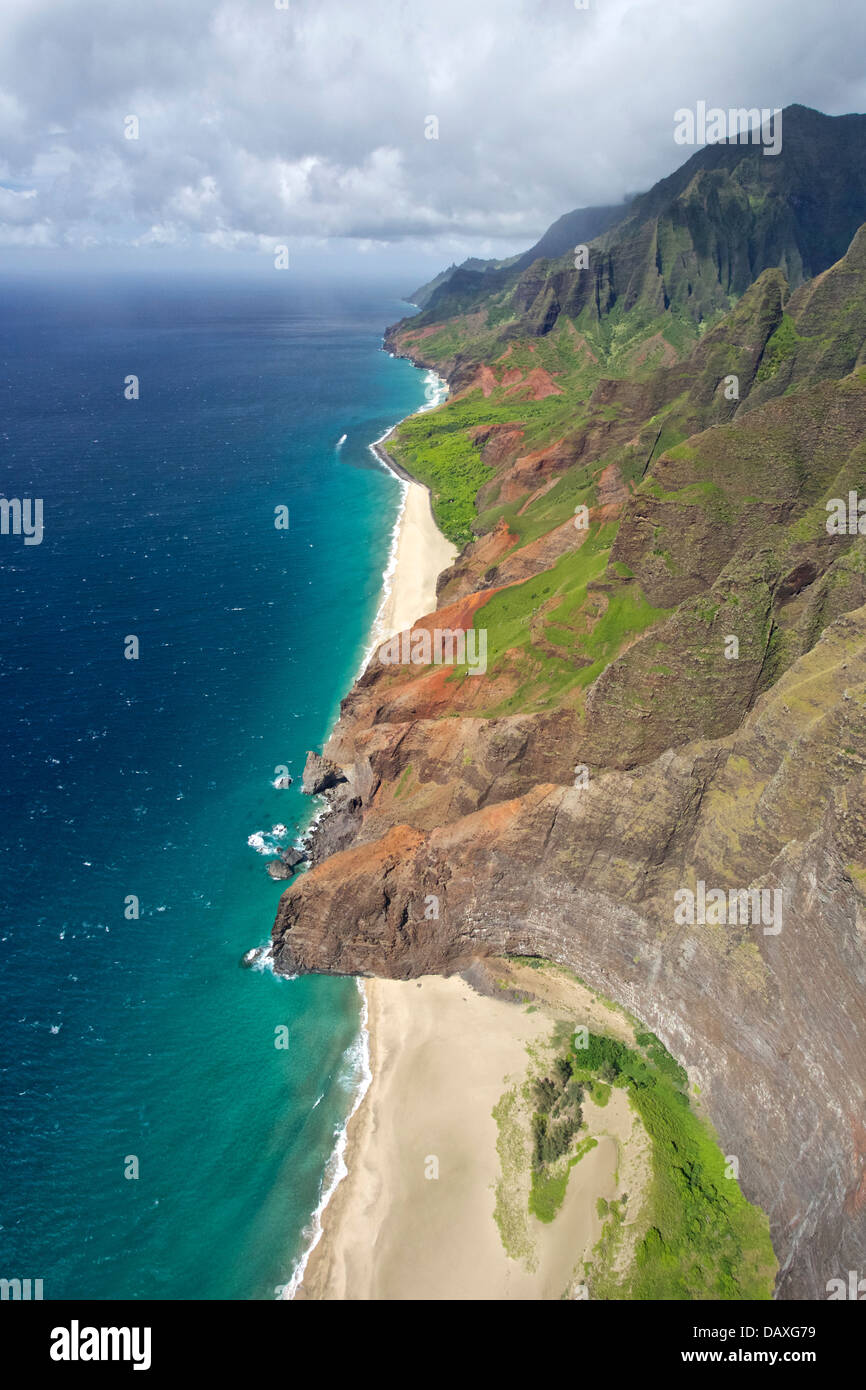 Luftaufnahme von einsamen Stränden entlang der Na Pali-Küste auf Kauai, Hawaii. Stockfoto