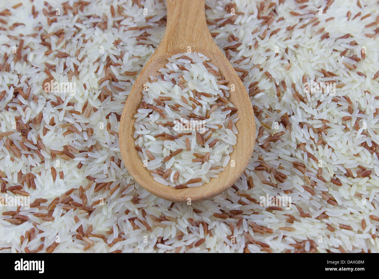 Roten und weißen Reis auf Löffel Stockfoto