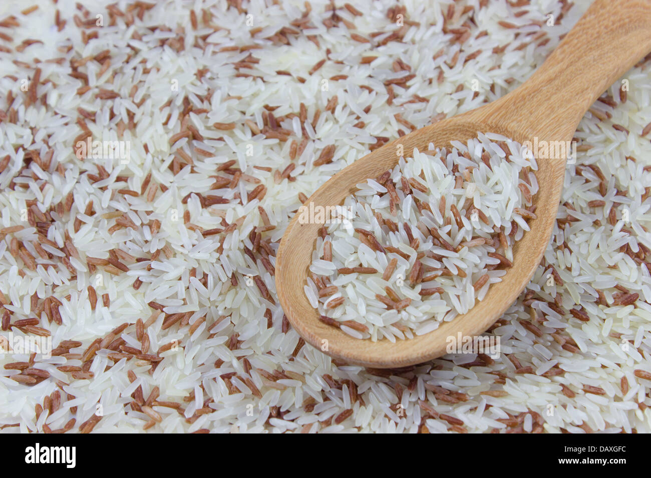 Roten und weißen Reis auf Löffel Stockfoto