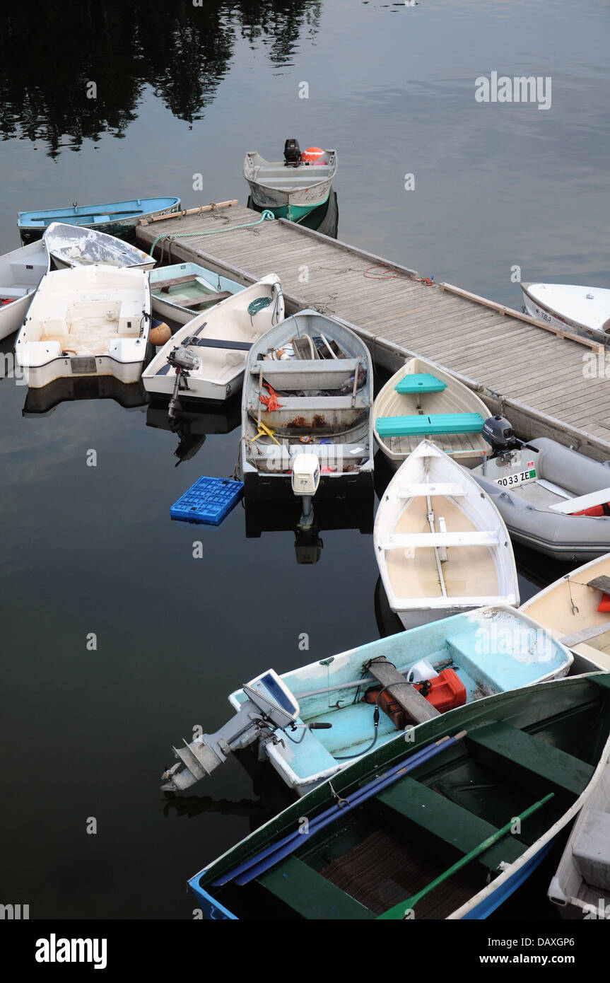 Eine Reihe von Skiffs, Ruderboote Motorboote gefesselt an einem Dock in Maine Stockfoto