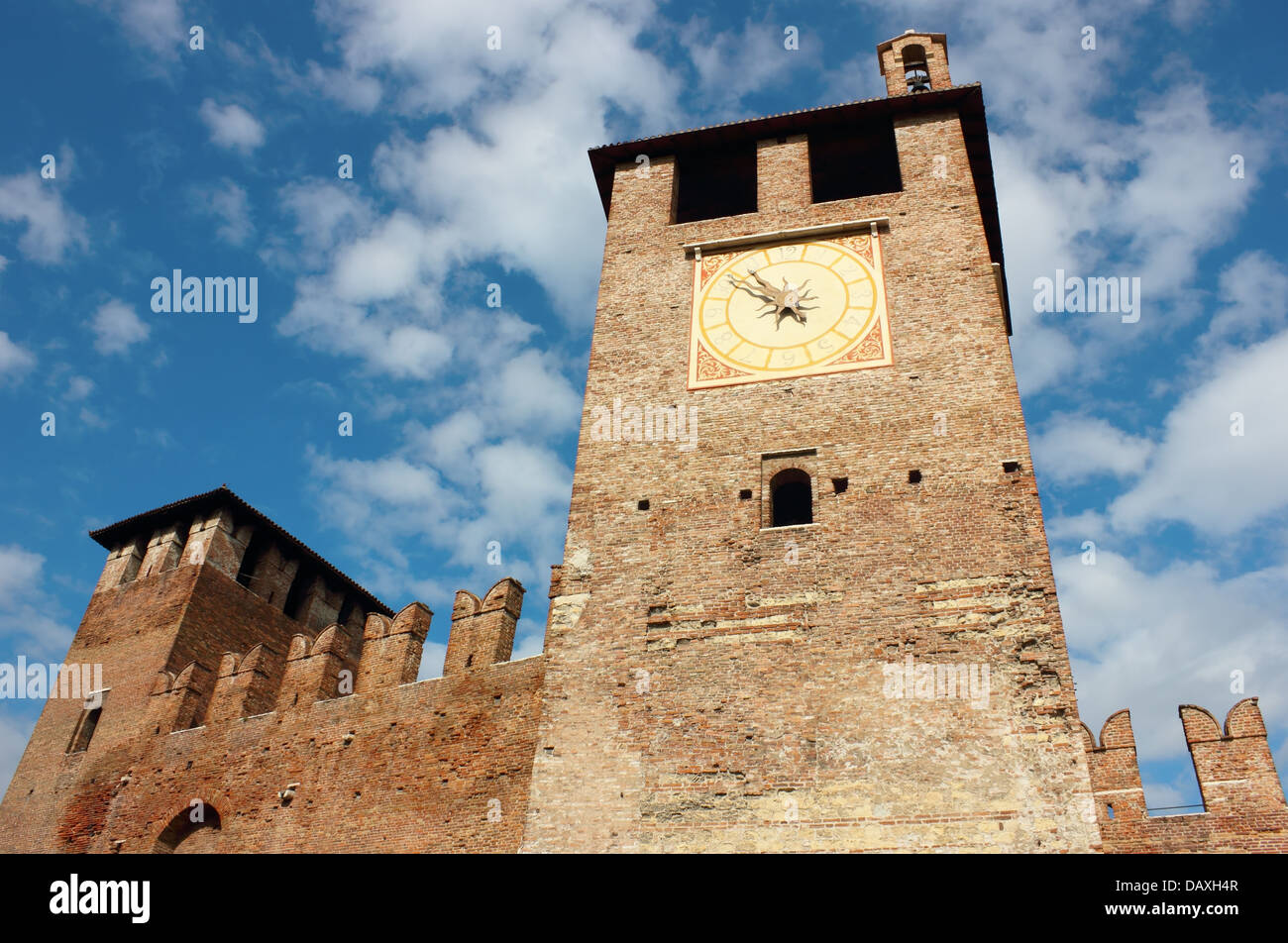 Rote Ziegel Fassade und Eingang des Castelvecchio in Verona über blauen Himmel in einem sonnigen Tag erschossen. Stockfoto