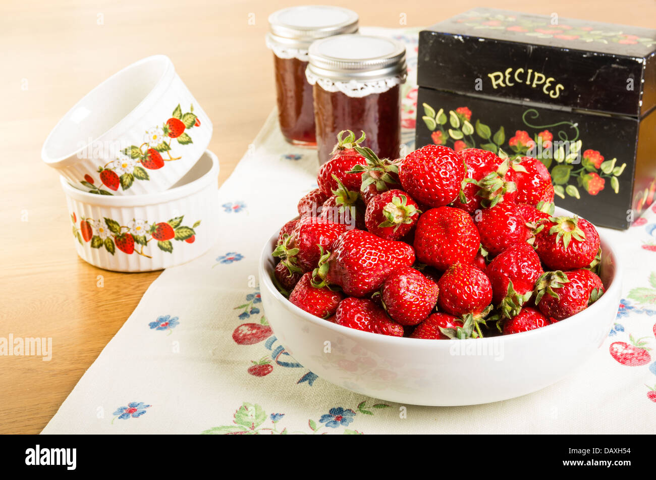 Schale mit frischen Erdbeeren mit Marmelade und ein Rezept-box Stockfoto
