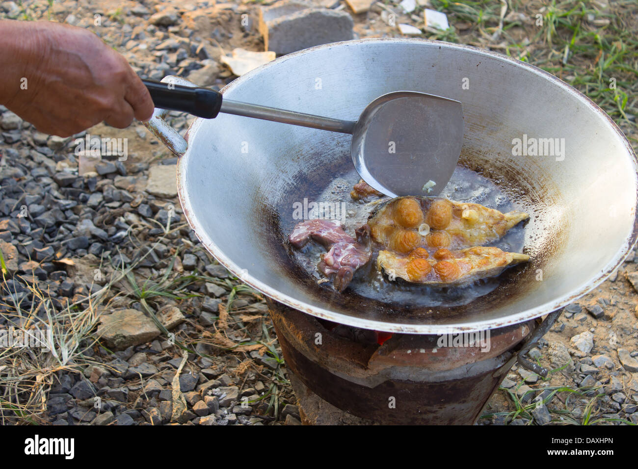 Gebratener Fisch in einer Pfanne von Brazier, Thai-Küche. Stockfoto