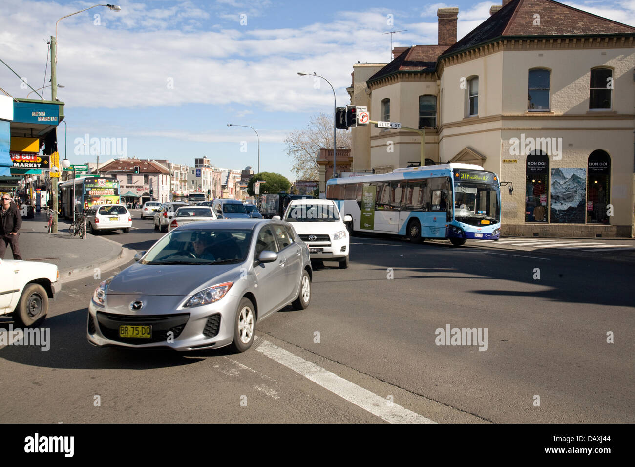 Verkehr auf der King street in Newtown, einem Vorort von Sydney, Australien Stockfoto