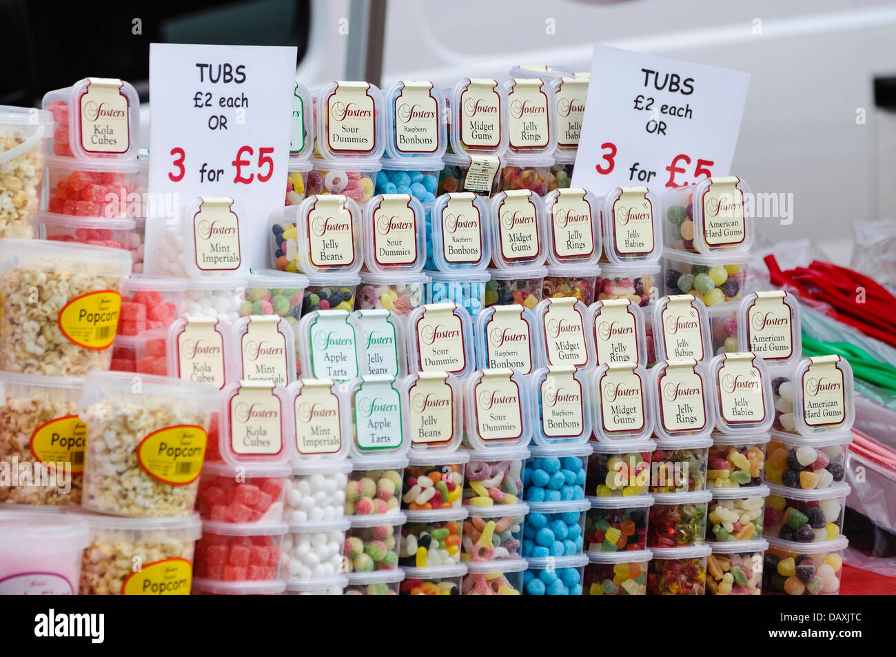 Wannen der traditionellen Süßigkeiten zum Verkauf an einem Marktstand Stockfoto