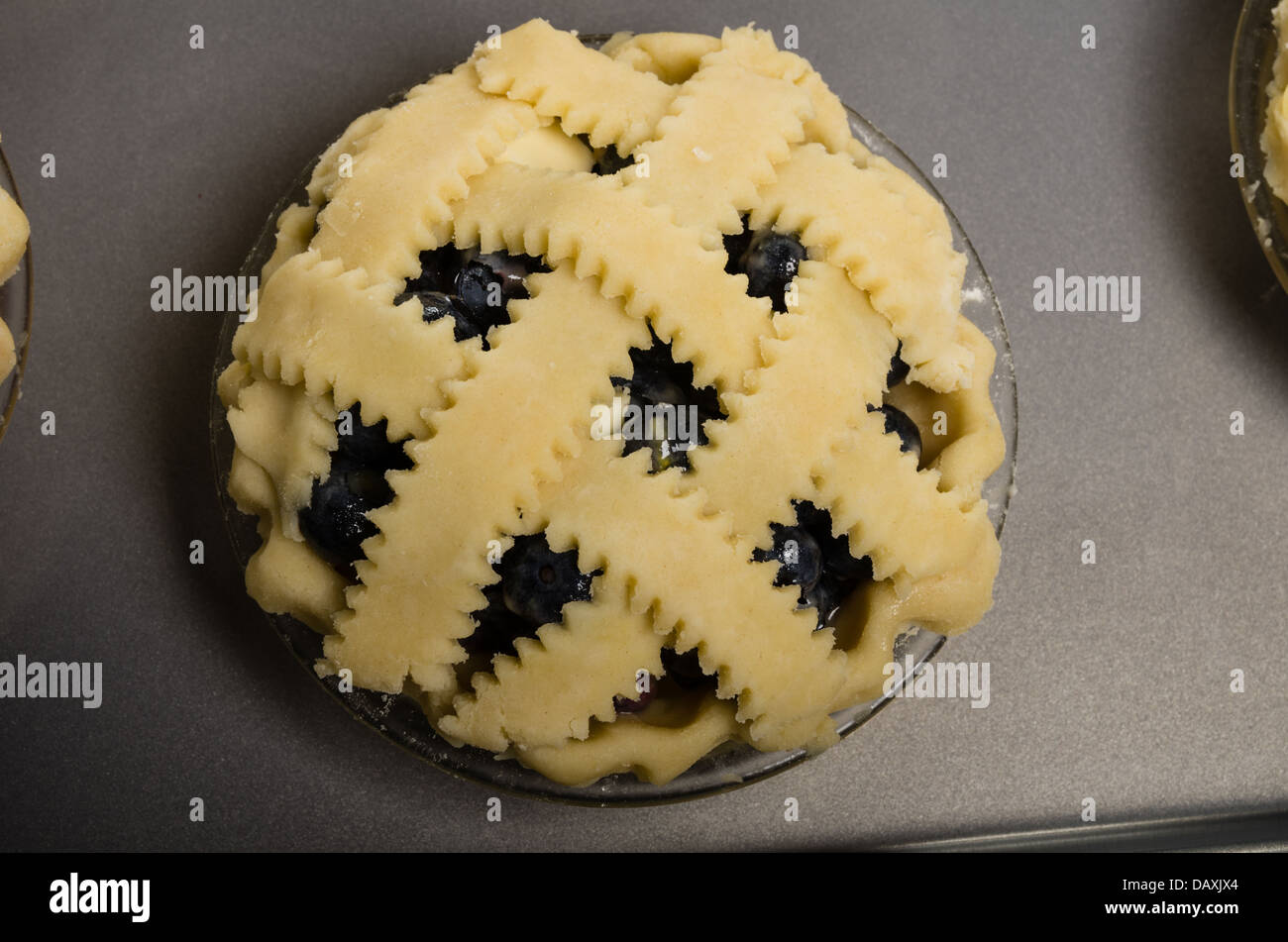 Hausgemachte frische Obstkuchen auf einem Tablett mit Heidelbeeren gemacht Stockfoto