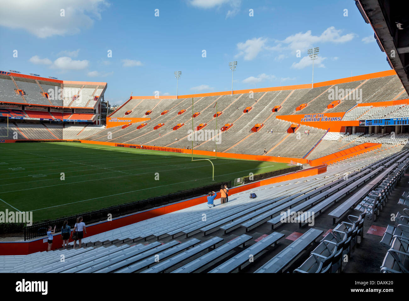 Studenten und Sportler laufen die Florida Field Stadion Schritte zur Übung auf Campus der University of Florida in Gainesville, Florida. Stockfoto